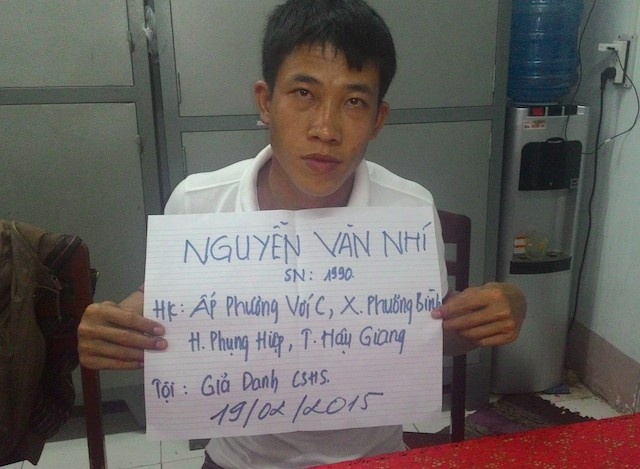Kẻ giả danh Cảnh sát vì không hài lòng khi thấy người khác có bạn gái đêm giao thừa.