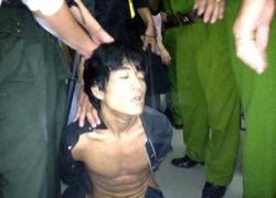 Nguoi dan bao vay ke giat day chuyen khach vieng chua hinh anh