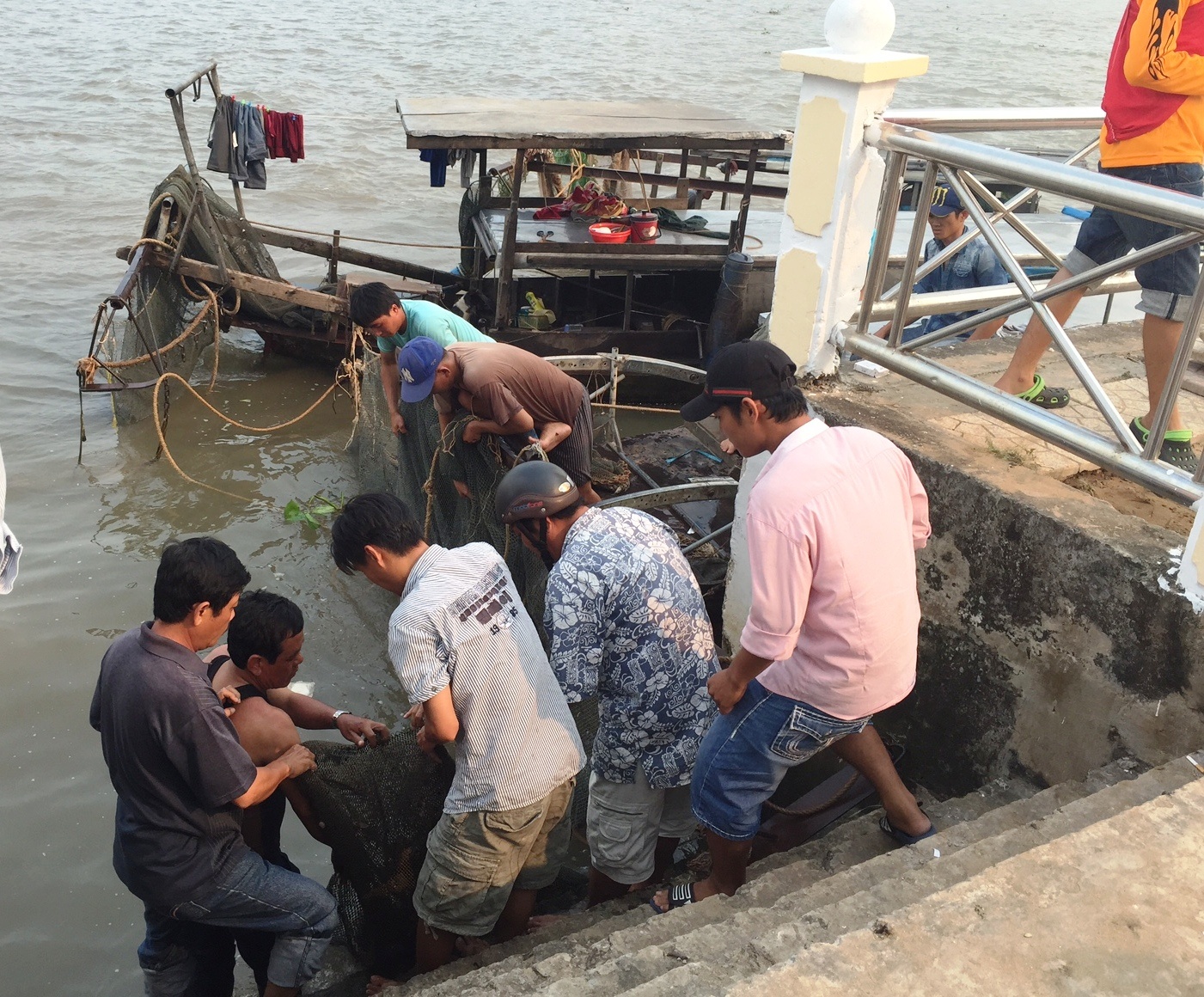 Tam song sau le tong on, mot thanh nien chet duoi hinh anh