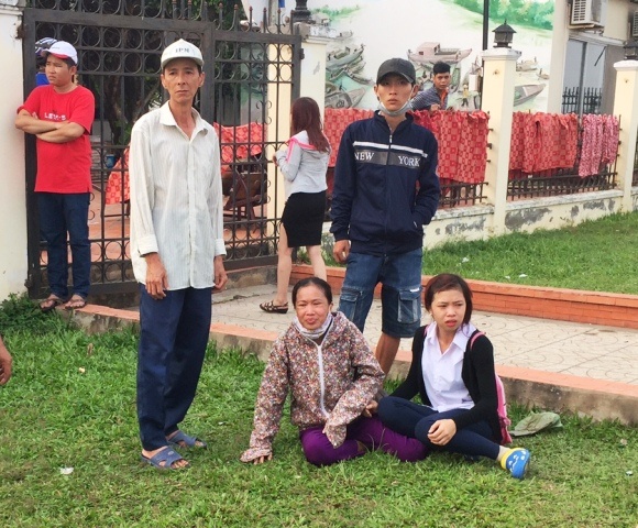 Người thân vật khóc khi nhìn thấy thi thể nạn nhân.