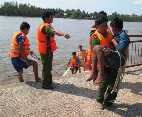 Giải cứu an toàn nạn nhân đưa lên bờ.