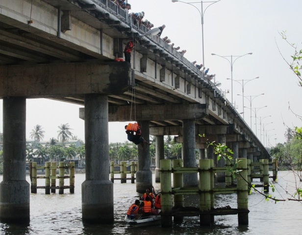 Hiện trường vụ thanh niên nhảy cầu. 