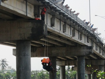 Giai cuu thanh nien mac ket tren cau khi nhay song tu tu hinh anh