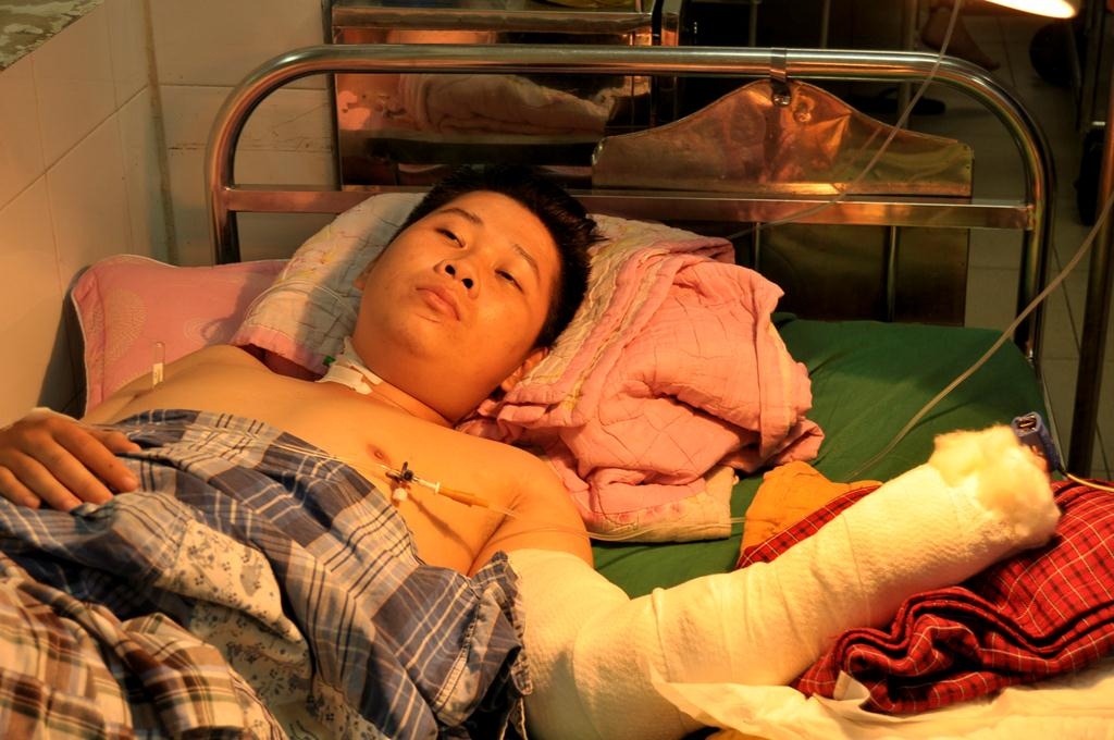 Chui vao gam oto nhat canh tay cua sinh vien bi chem hinh anh