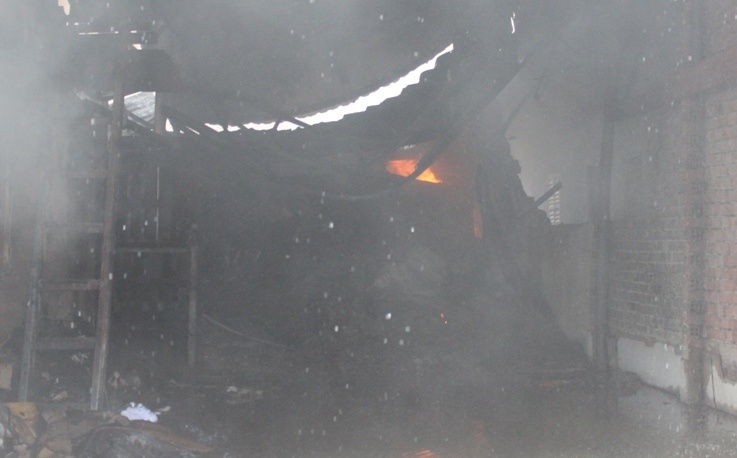 Lua tu bai rac lan vao thieu rui cong ty nhua hinh anh