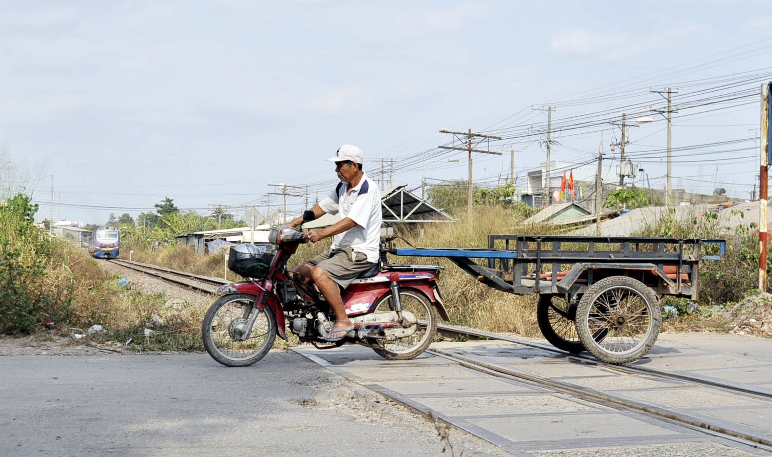 Bang qua duong sat truoc mat tau hoa dang lao toi hinh anh