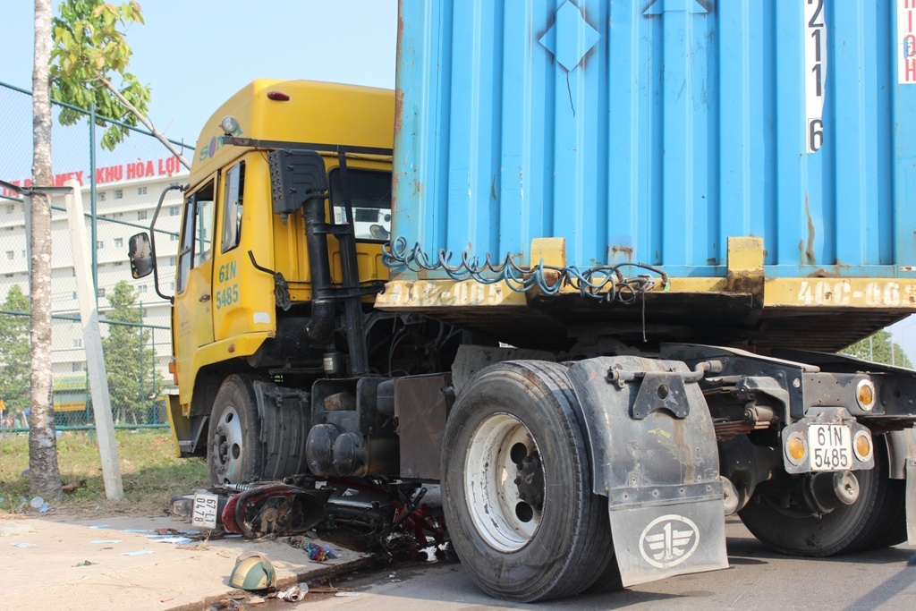 Nguoi dan ong keu cuu duoi gam xe dau keo hinh anh