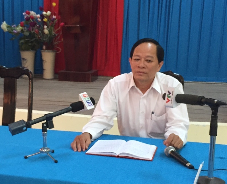 Giám đốc Sở GD-ĐT tỉnh Trà Vinh cho biết, thầy Hiệu trưởng Trường THCS Lý Tự Trọng có đơn xin từ chức khi để sự việc xảy ra. 