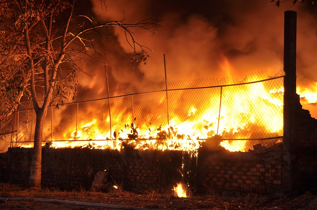 Kho phe lieu 800 m2 bung chay du doi trong nhieu gio hinh anh