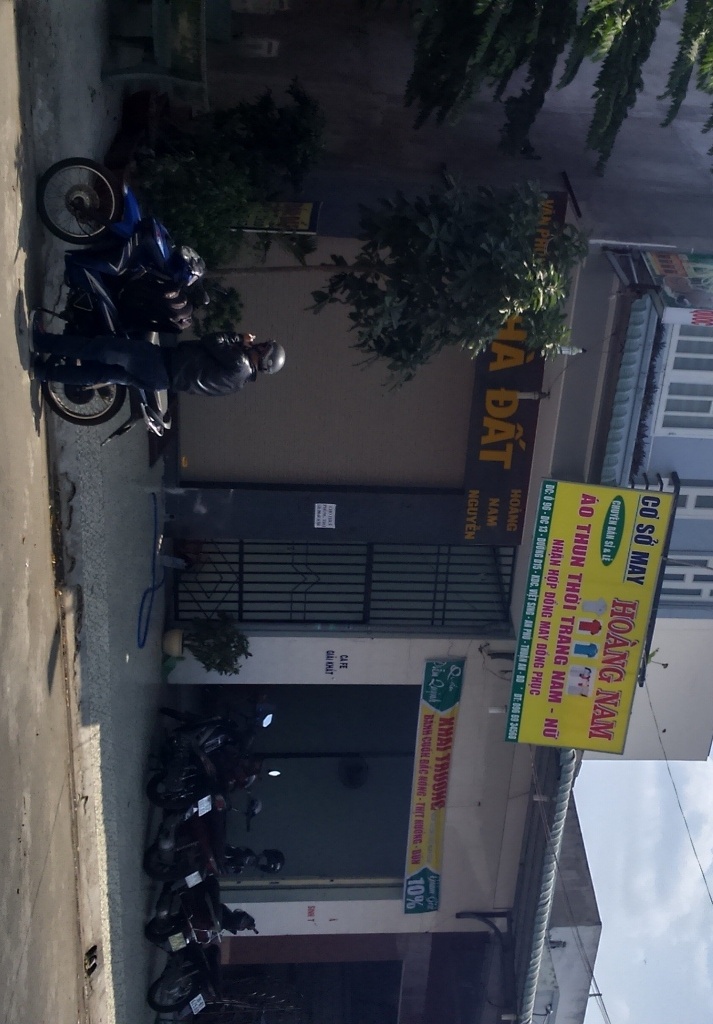 Dam ong chu roi keo vao nha ve sinh dim xuong thung nuoc hinh anh