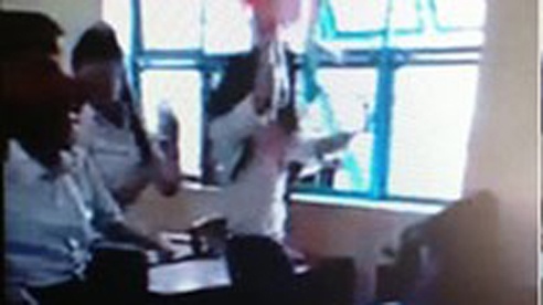 Hai hoc sinh vu danh hoi dong ban chua tro lai truong hinh anh