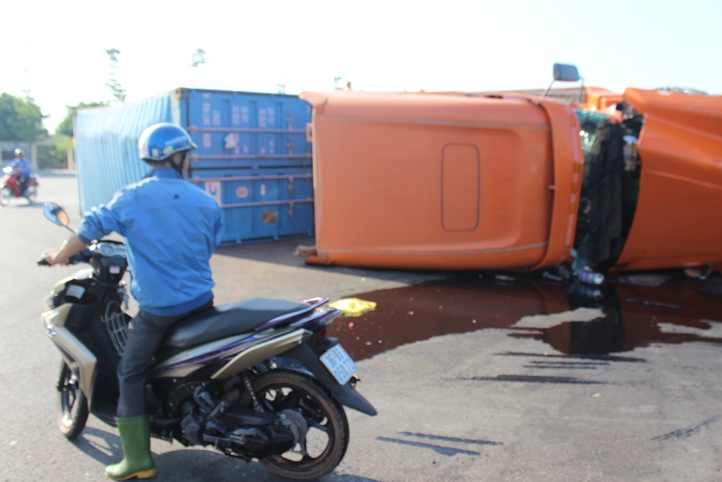Xe container lat ngang duong, kinh vo dam tai xe bi thuong hinh anh