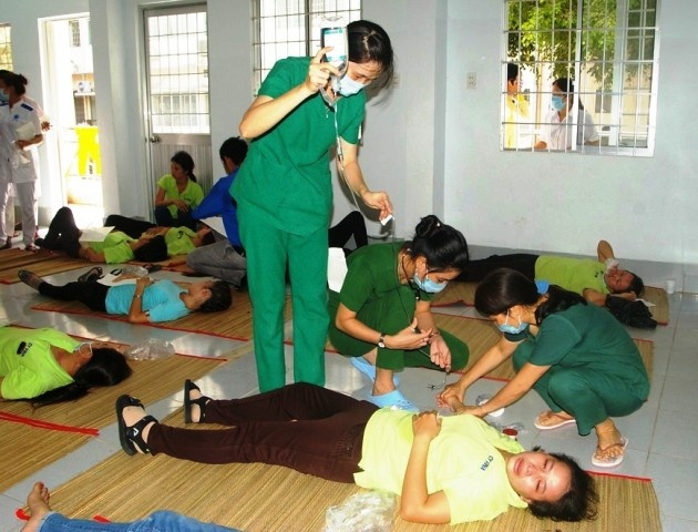 Hon 160 cong nhan bi ngo doc sau bua an trua hinh anh