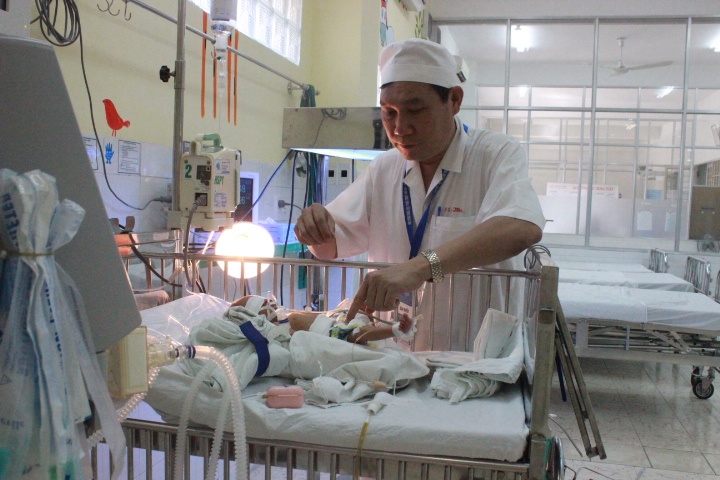 Bac si thuyet phuc nguoi nha duoc mo cuu benh nhi hinh anh