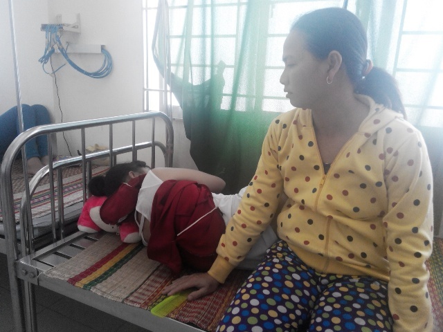 Nu sinh keo nhom vao lop danh ban vi bi liec nhieu lan hinh anh