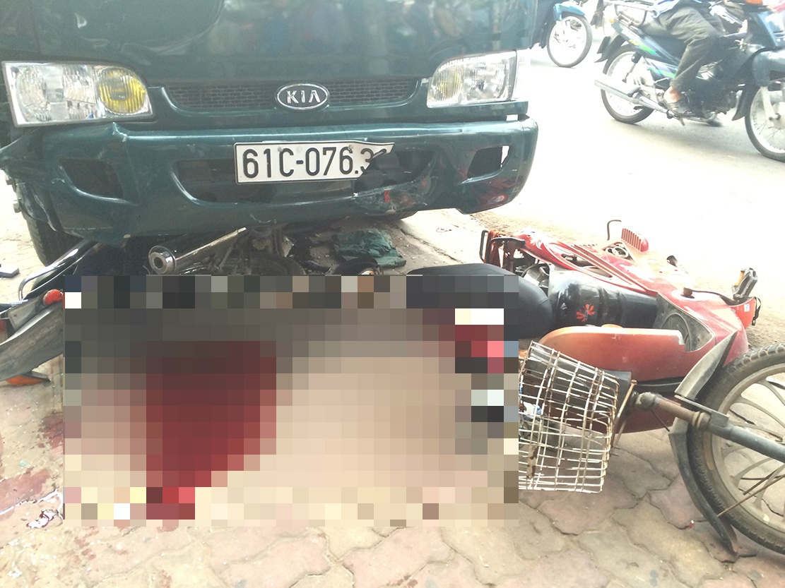 Di hoc ve, nam sinh bi xe tai tong tu vong hinh anh