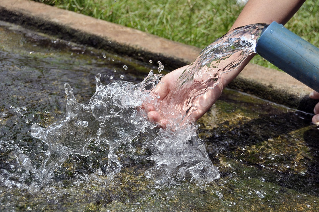 Noi co hang chuc gieng nuoc tu phun trao hinh anh