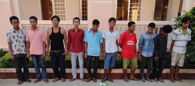 Nhóm 10 nghi phạm bị bắt để điều tra về hành vi giết người.