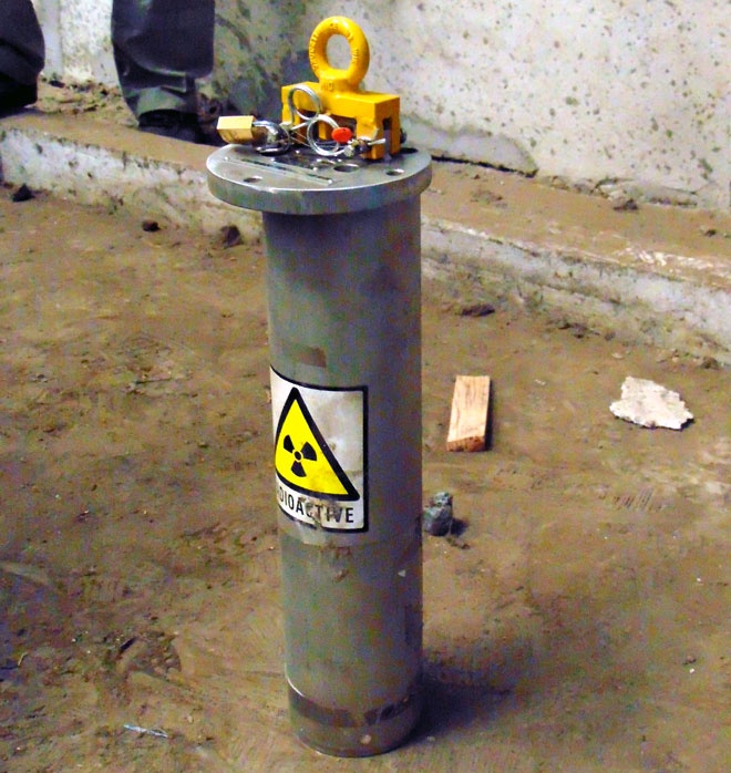 Nghi van nguon phong xa that lac bi chon sau trong bai rac hinh anh