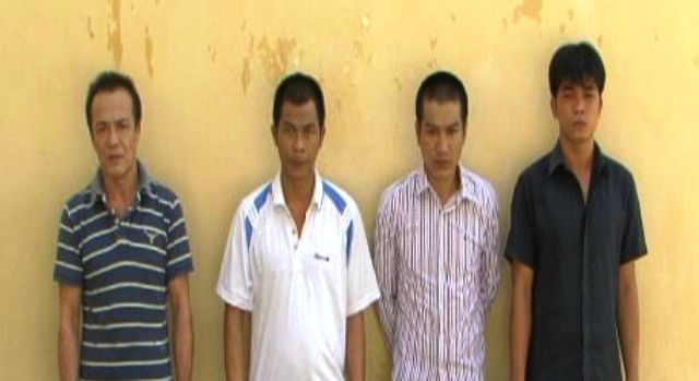 Nhom thanh nien bat giu 3 nguoi, cuong doat 10 trieu dong hinh anh