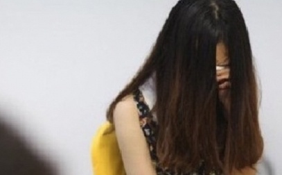 Dang cuong hiep be gai thi bi cha nan nhan phat hien hinh anh