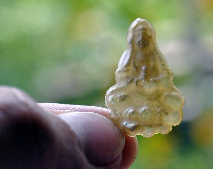 Lao nong bat trai nuoc ngot nha ngoc hinh Phat, chua Giesu hinh anh