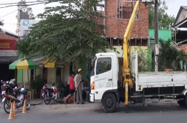 Nu phu ho tu vong vi bi dien giat hinh anh