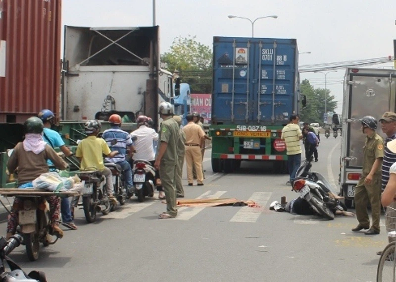 Nguoi phu nu chet tham duoi banh xe container hinh anh