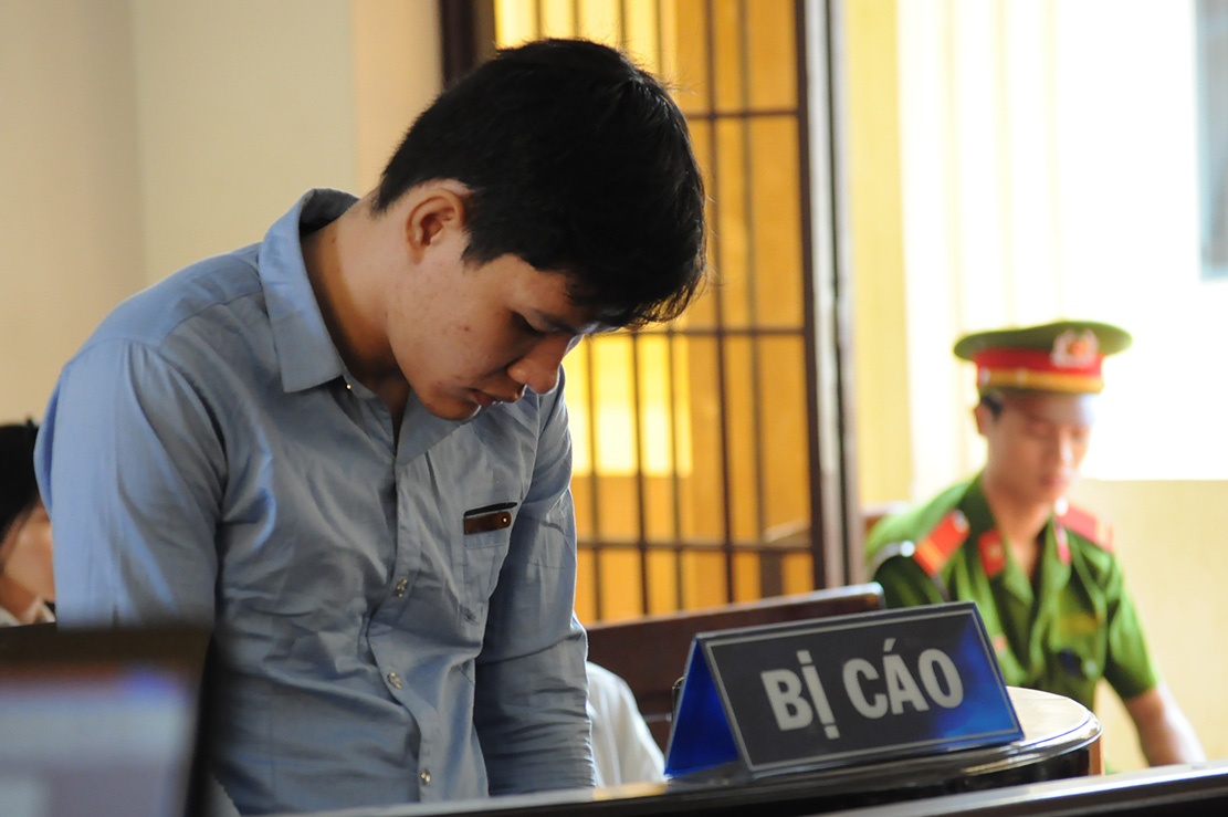 Chan duong nem da, bi doi thu dam chet tai cho hinh anh