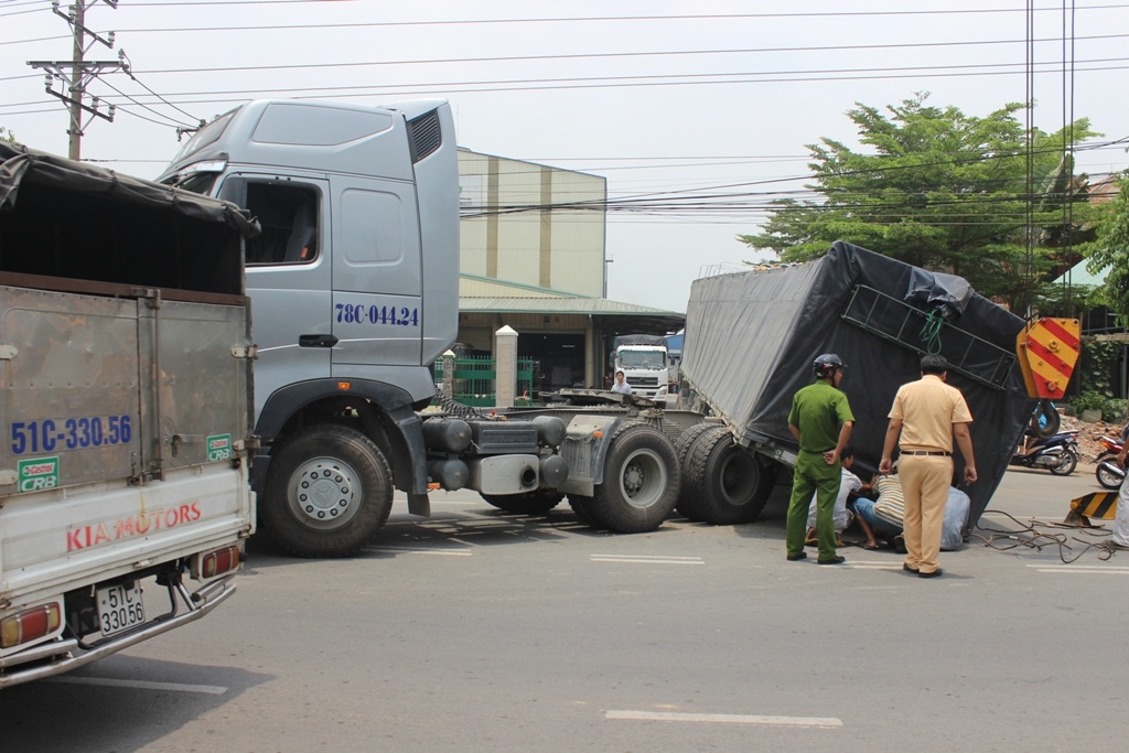 Thung hang xe container roi chan ngang duong hinh anh