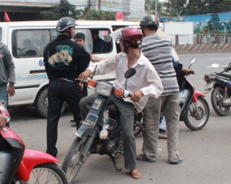 Nguoi dan truy duoi 2 km bat xe tai gay tai nan chet nguoi hinh anh