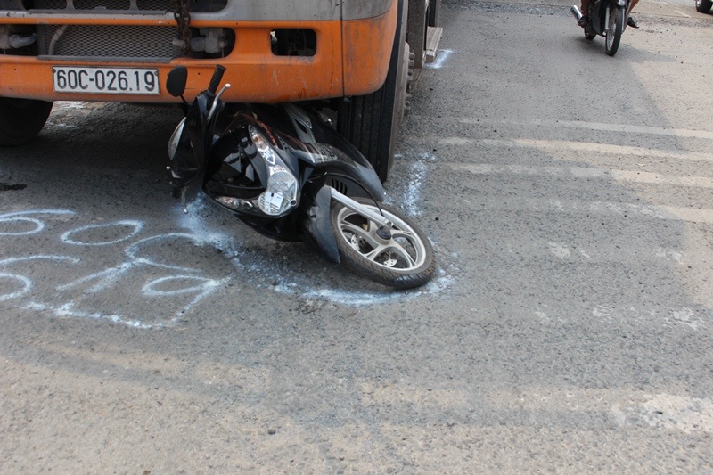 Co gai bi thuong, keu cuu duoi gam xe container hinh anh