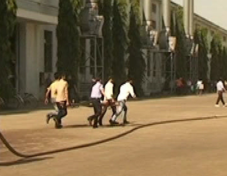 May ep go roi trung dau, cong nhan tu vong tai cho hinh anh