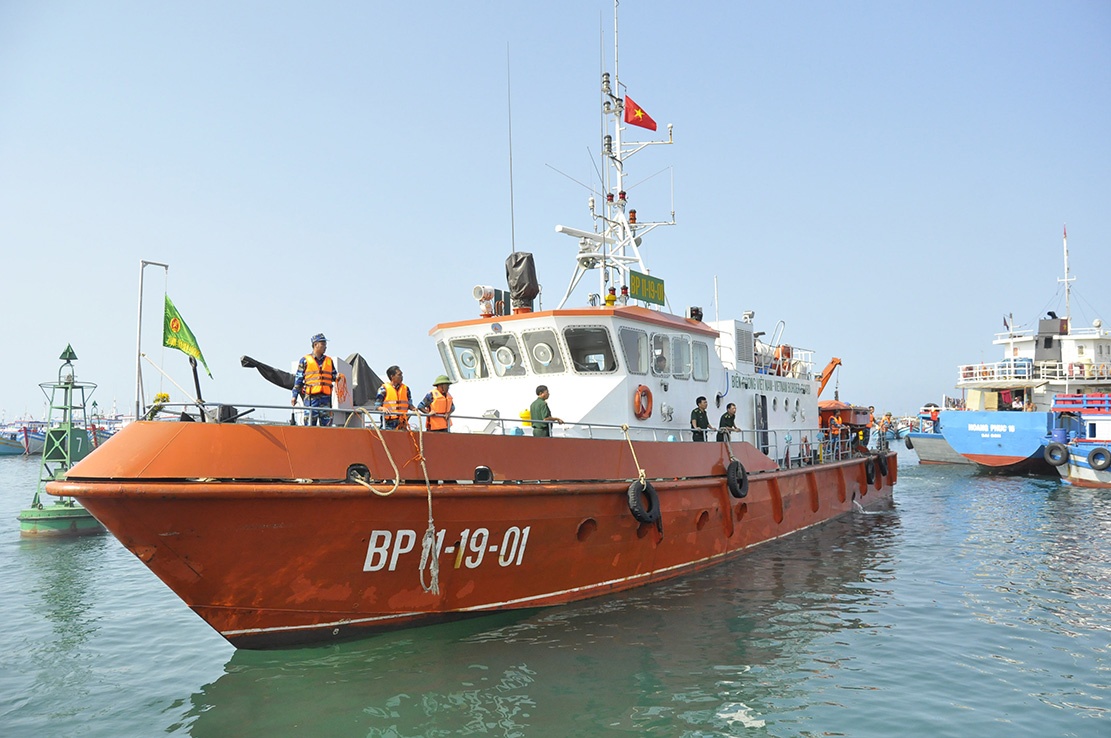 4 truc thang, tau quet Sonar dang tim Su-22 hinh anh