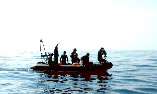 Đặc công người nhái đang tiến hành lặn tìm kiếm máy bay SU22. Ảnh: Tuổi trẻ.