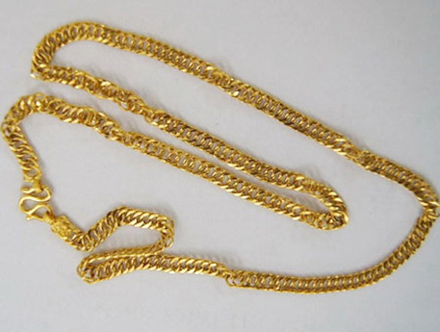 Co gai bi bat khi mang day chuyen di cam co hinh anh