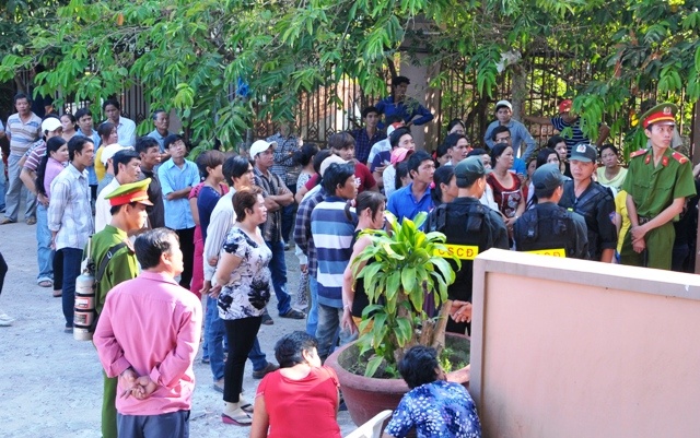 Cả trăm người vây kín trước phòng xử án, dưới sự bảo vệ an ninh của lực lượng công an. 