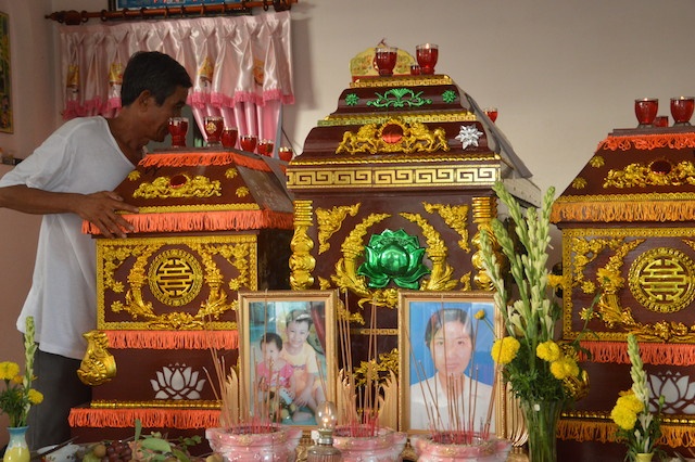 Nguoi dan ong khoc nghen ben 3 quan tai giua nha hinh anh
