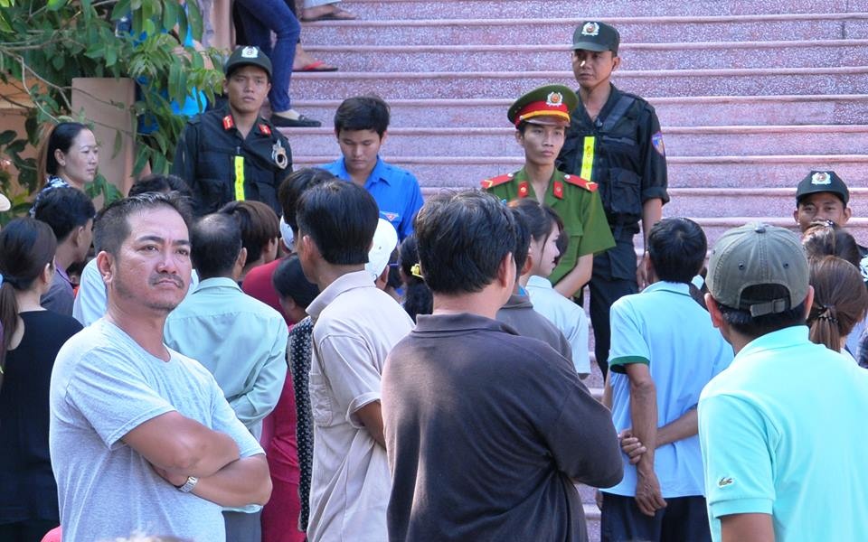 Hang tram nguoi vay kin phien toa xu 52 giang ho mien Tay hinh anh