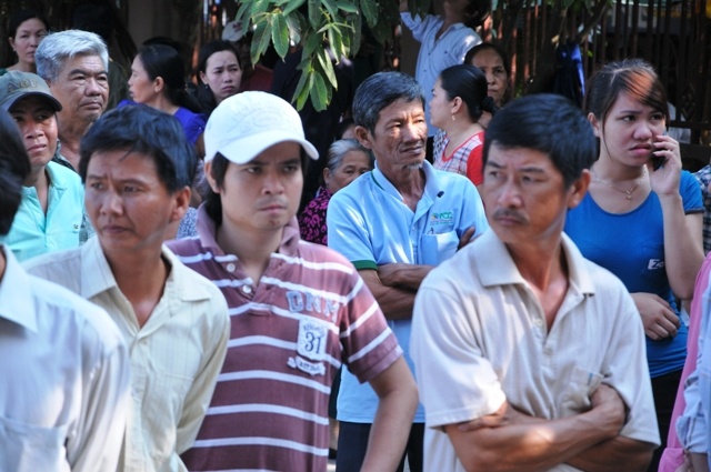 Thân nhân các bị cáo đứng bên ngoài theo dõi phiên tòa xét xử 52 bị cáo. Ảnh Minh Anh