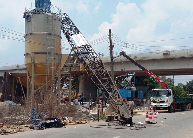 Bat khan cap tai xe lam do can cau khien 3 me con chet tham hinh anh