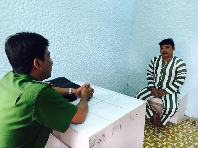 Cán bộ điều tra làm việc với tài xế Phạm Văn Phương. Ảnh cơ quan công an.