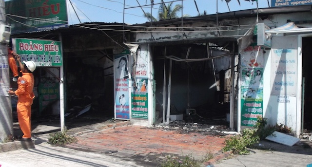 6 cua hang kinh doanh tren quoc lo 1A bi thieu rui hinh anh