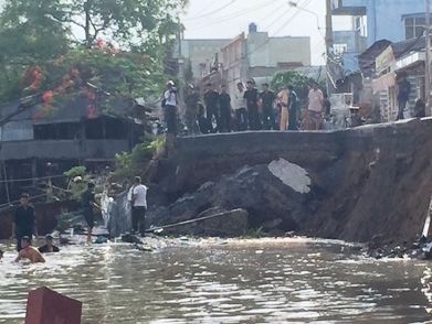 Lo song o mien Tay, duong betong bi cat doi hinh anh