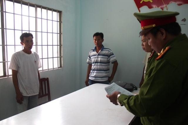 Cơ quan điều tra đọc lệnh bắt đối với Trần Quốc Gia. Ảnh Minh Anh