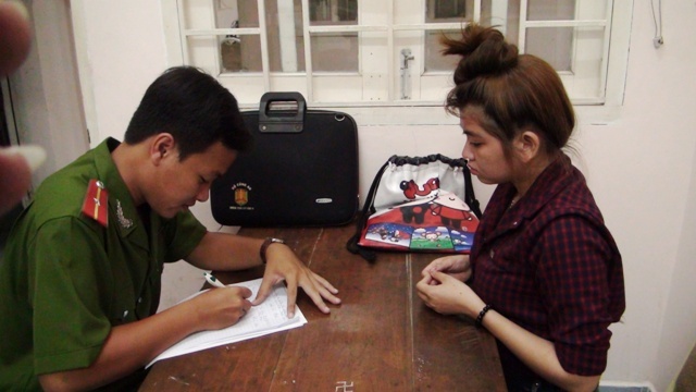 Thieu nu 19 tuoi vao cua hang trom iPhone hinh anh