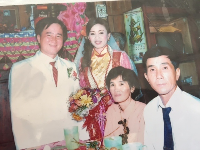 Di ảnh vợ chồng anh Thắng trong ngày cưới. Ảnh Minh Anh chụp lại.