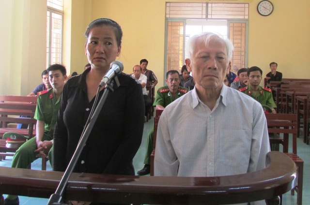 Cu ong mua dam be gai 14 tuoi gia 1,5 trieu dong hinh anh