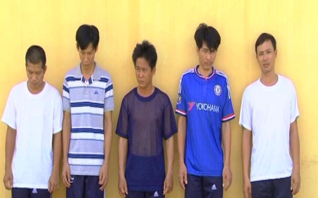 Hải cùng đồng bọn tại cơ quan công an. Ảnh Minh Anh