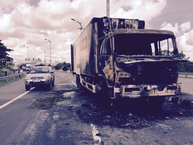 Xe tai cho 10 tan tom phat hoa khi dang chay hinh anh